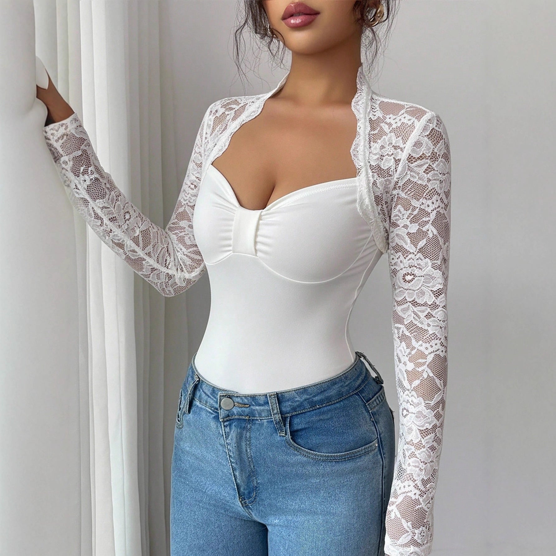 T-shirt slim fit, maniche lunghe, dettagli in pizzo e lavorazione a maglia.