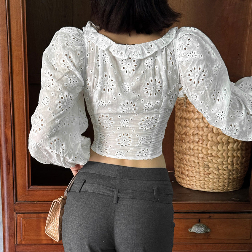 Top in pizzo, vita sagomata con dettagli tie-dye.