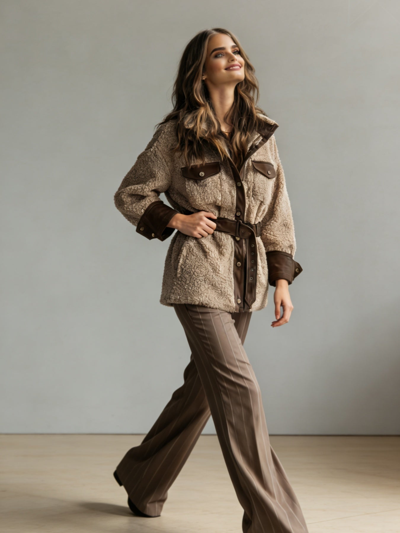 Giacca vintage con interno effetto montone, dettagli in ecopelle e cintura in vita.