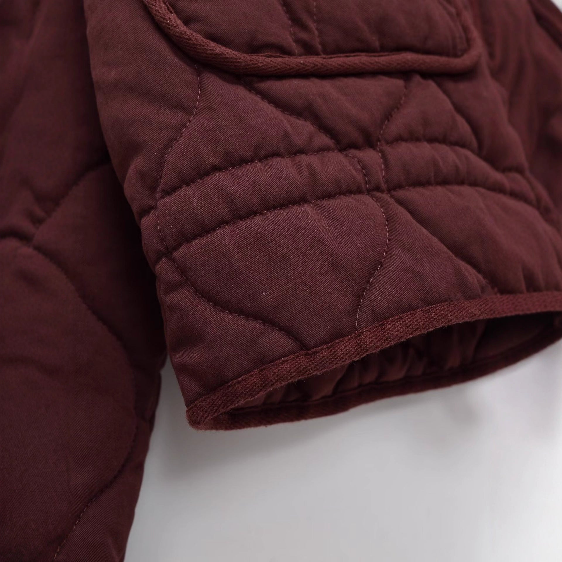 Cappotto in cotone, fit rilassato, stile rétro con collo alto.