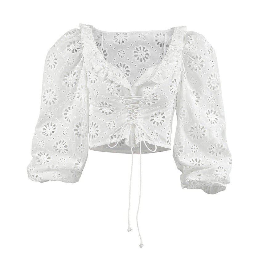 Top in pizzo, vita sagomata con dettagli tie-dye.