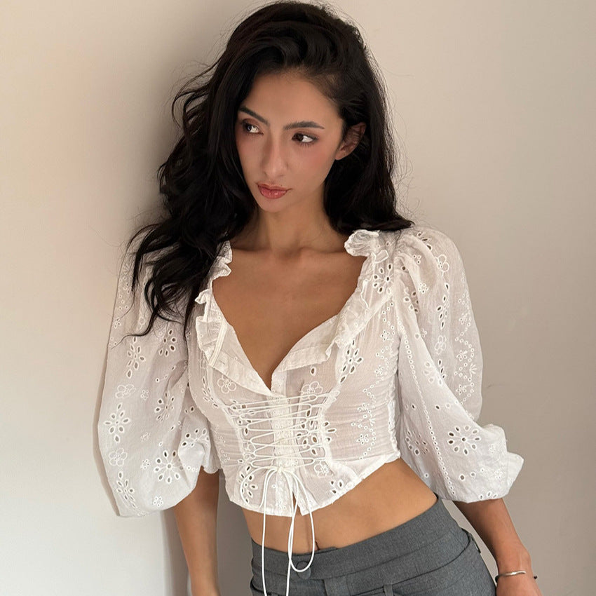 Top in pizzo, vita sagomata con dettagli tie-dye.