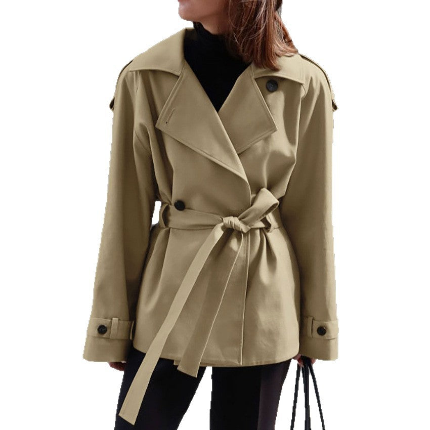 Trench coat loose-fit con revers, vita regolabile e cintura coordinata.