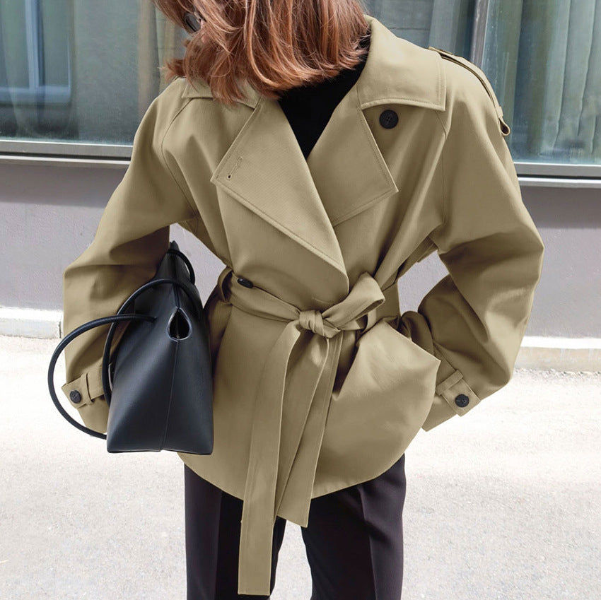Trench coat loose-fit con revers, vita regolabile e cintura coordinata.